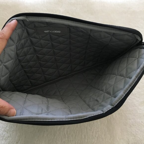 Incase Laptop Sleeve 14"x10" Gray 16" Diagonal - Picture 7 of 12